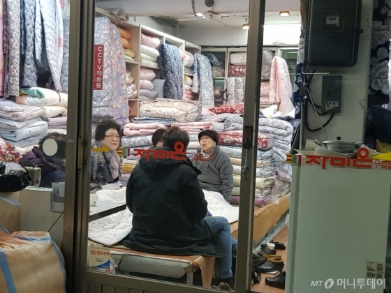 사라지는 50년 영도시장…마지막 이불속 온기