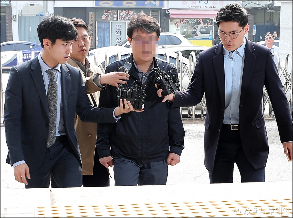 [사진]경찰 출석하는 김경수 의원 전 보좌관 한모씨