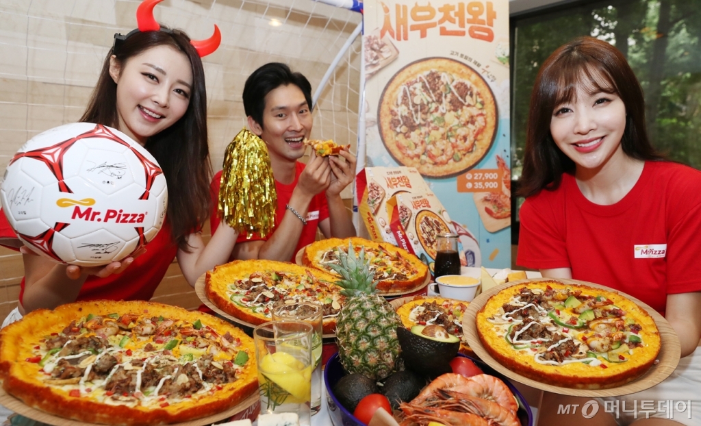 [사진]미스터피자, 킹새우와 우삼겹의 만남 새우천왕 출시