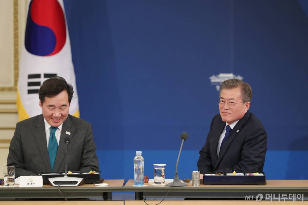 文대통령, 李총리 주례회동 내각이 일자리·고용문제 최우선 대응