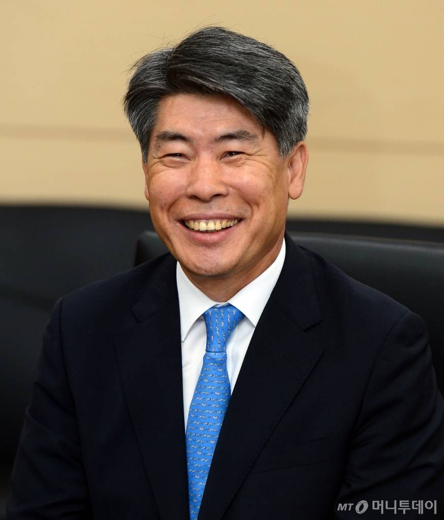 경제수석에 정통관료 윤종원…소득주도성장 전도사 홍장표 퇴진