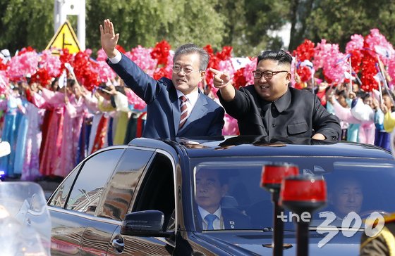 만나자 마자 시작한 회담..文대통령-김정은의 '벤츠 카퍼레이드'(상보)