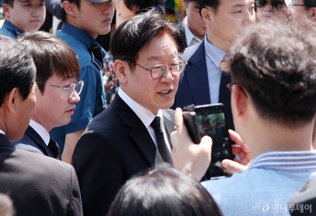 [사진]이재명, 故노무현 전 대통령 추도식 참석