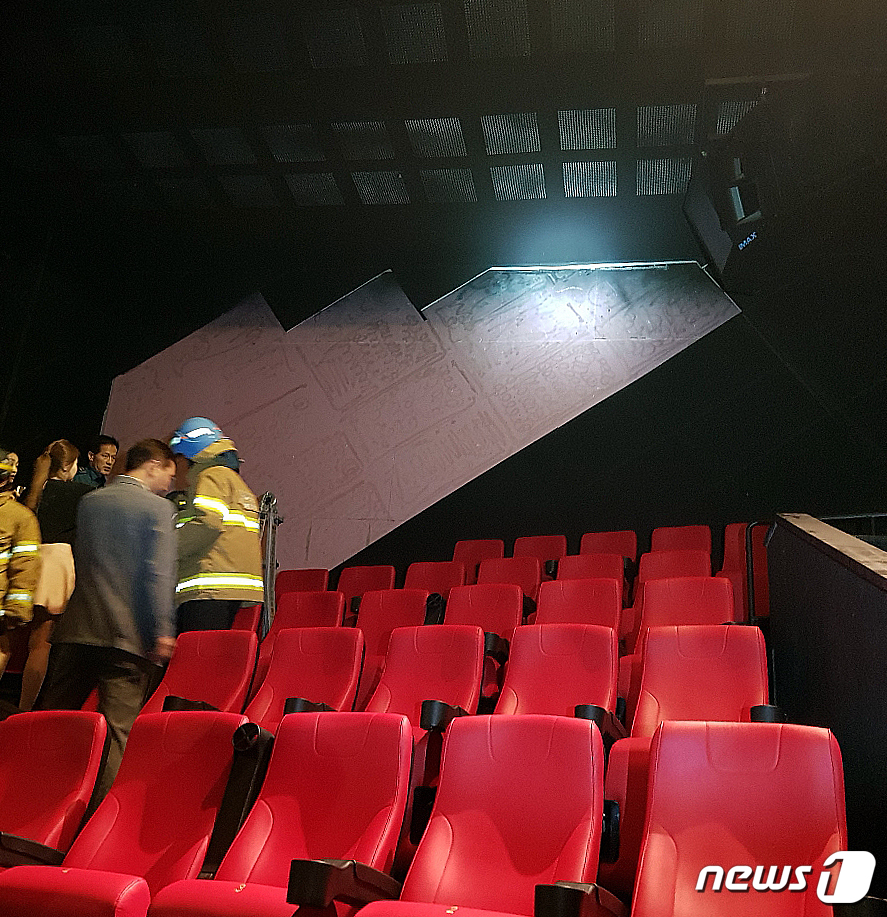 판교 CGV에서 스파이더맨 관람 중 날벼락…6명 부상