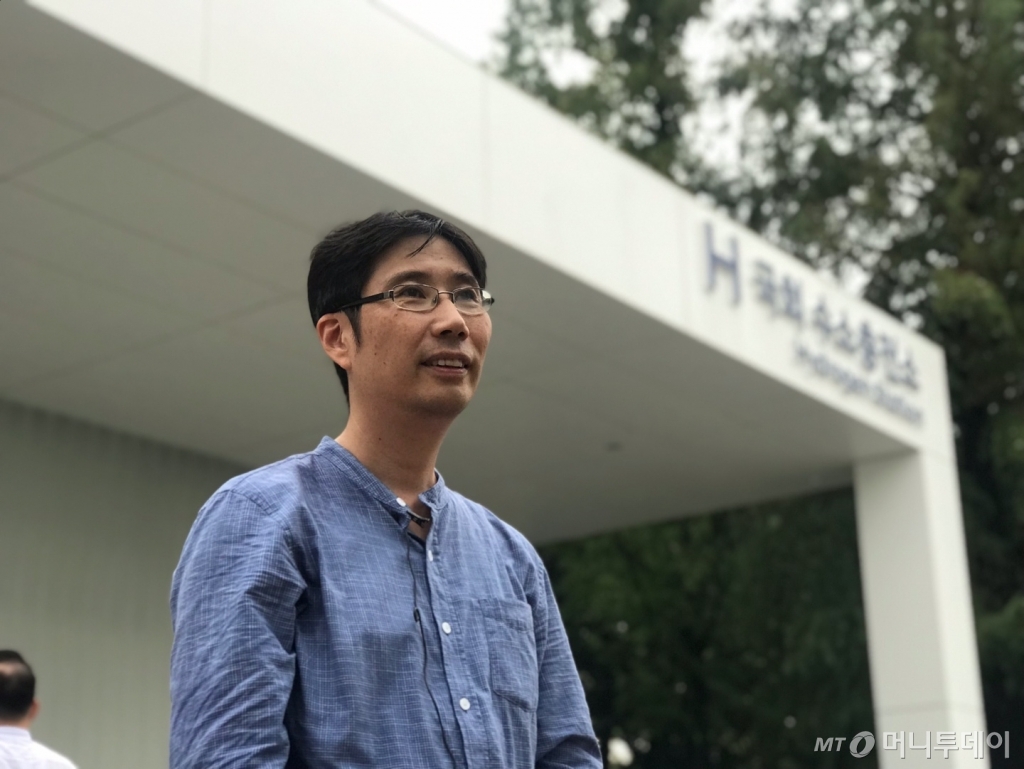 국회 수소충전소 빗속 오픈…하늘서 원료 떨어진다