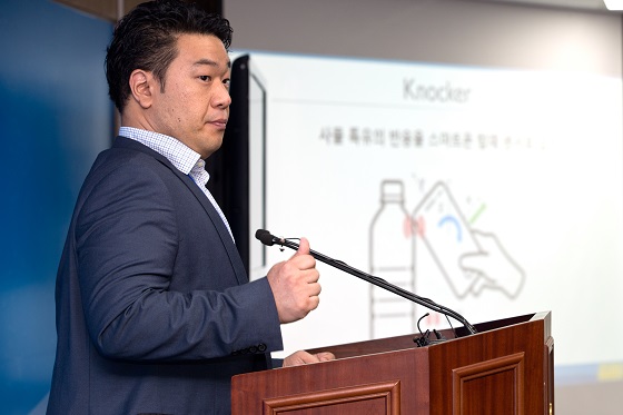 “스마트폰으로 생수병 톡톡 치니 바로 온라인 주문 되네”