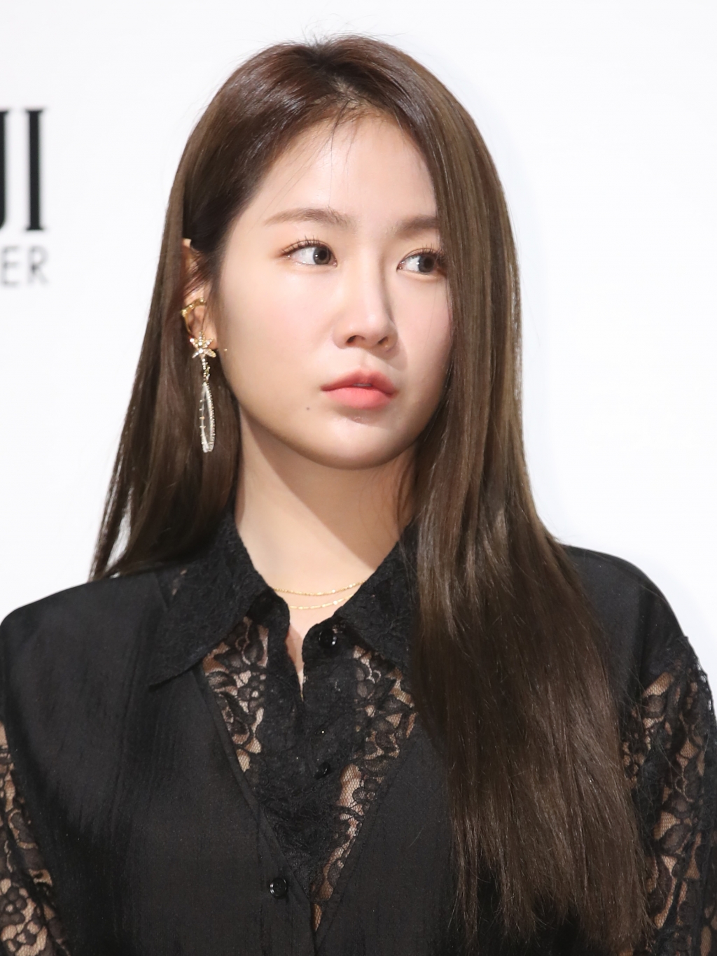 소유, 매혹적인 블랙 레이스 패션…가을 분위기 물씬