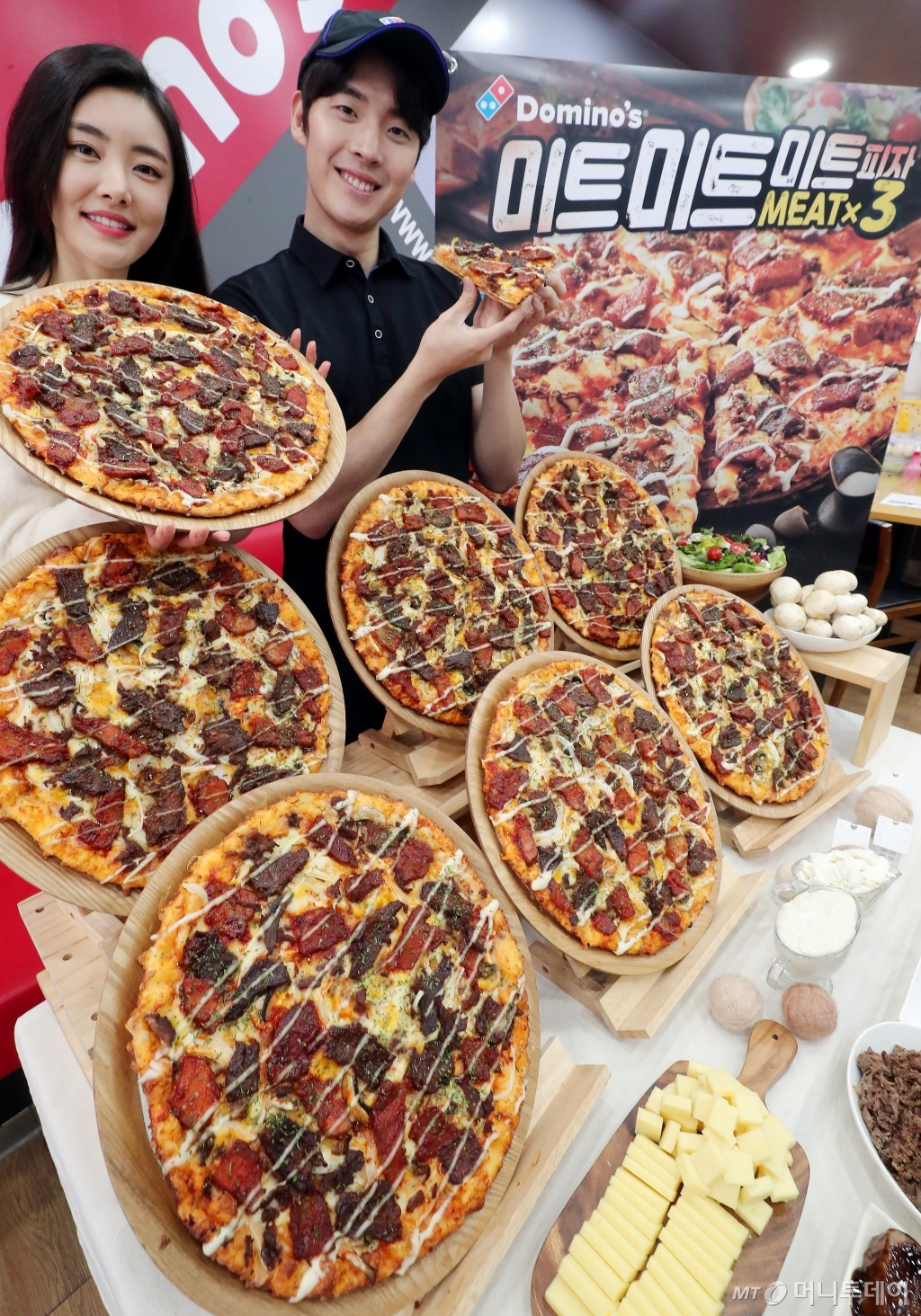 [사진]도미노피자, 고기 맛 푸짐한 미트미트미트 피자 출시!