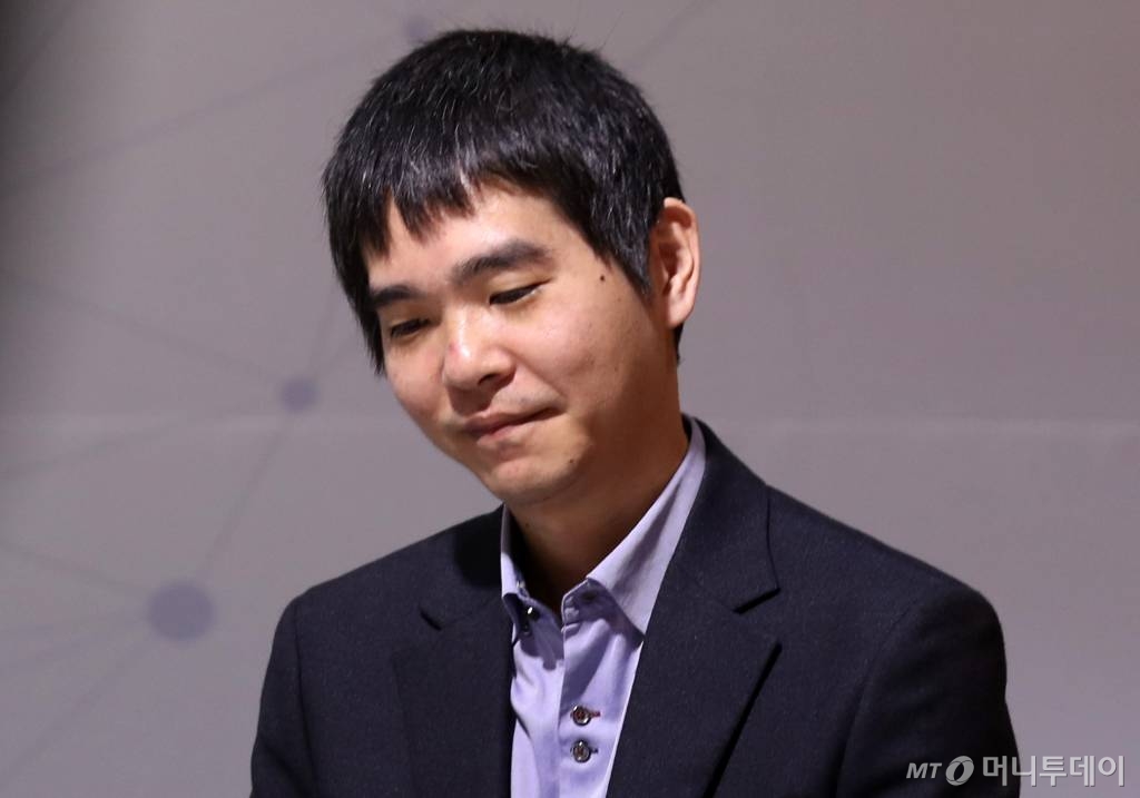 이세돌 9단, 마지막 은퇴 대국서 AI 한돌에 불계패