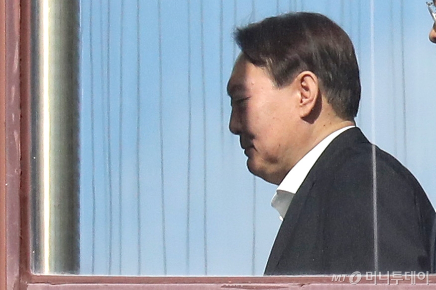 [사진]점심 식사 위해 이동하는 윤석열