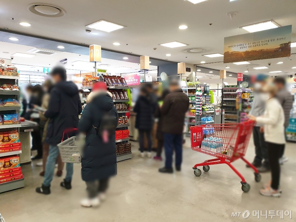혹시나 사두려고… e커머스 품절에 대형마트 북적북적