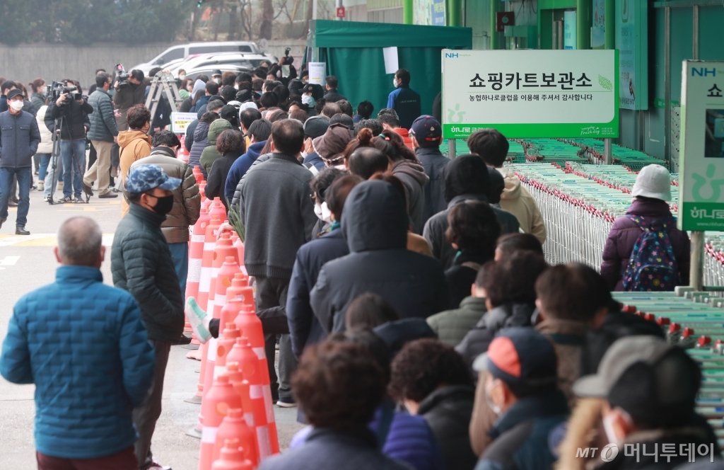 [사진]서울·경기 하나로마트 마스크 판매 시작