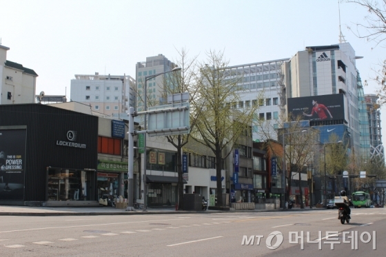 [르포] 재고 쌓인 동대문 스포츠용품업체 이러다 다 죽는다