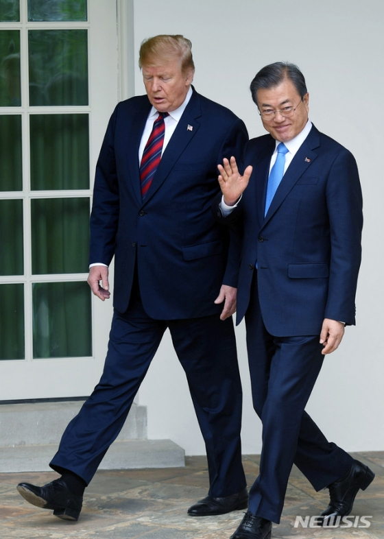 문재인-트럼프, G7 확대·코로나 극복 논의-백악관