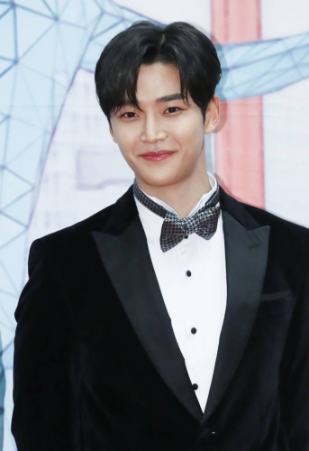 [특징주] SF9 로운·찬희 인기에…에프엔씨엔터 주가 ↑