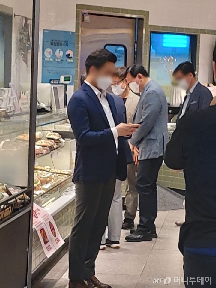 롯데슈퍼 공덕점 이리 보고 저리 보던 이 사람, 신동빈이었다
