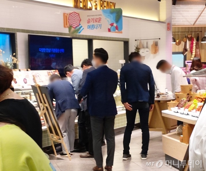 롯데슈퍼 공덕점 이리 보고 저리 보던 이 사람, 신동빈이었다