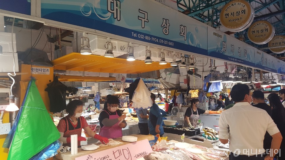 인천종합어시장, 제수음식 구입 방문객 북적대자 상인들 반색