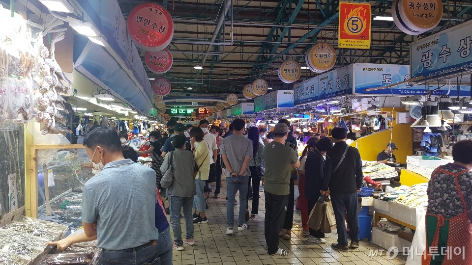 인천종합어시장, 제수음식 구입 방문객 북적대자 상인들 반색