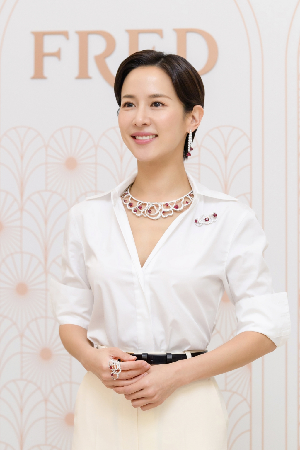 쇼트커트로 변신한 조여정, 4.9억 넘는 하트 주얼리…어디 거?