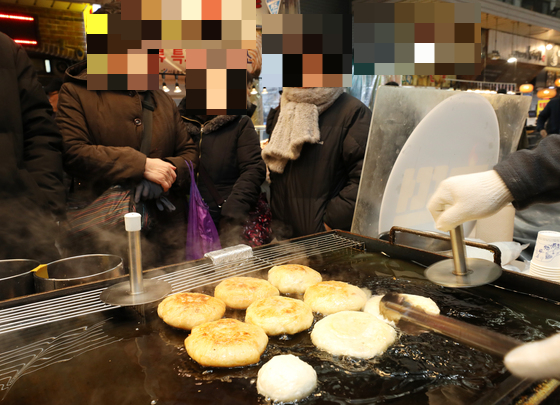 왜 안 잘라줘 끓는 기름에 호떡 던진 손님…주인 3도 화상