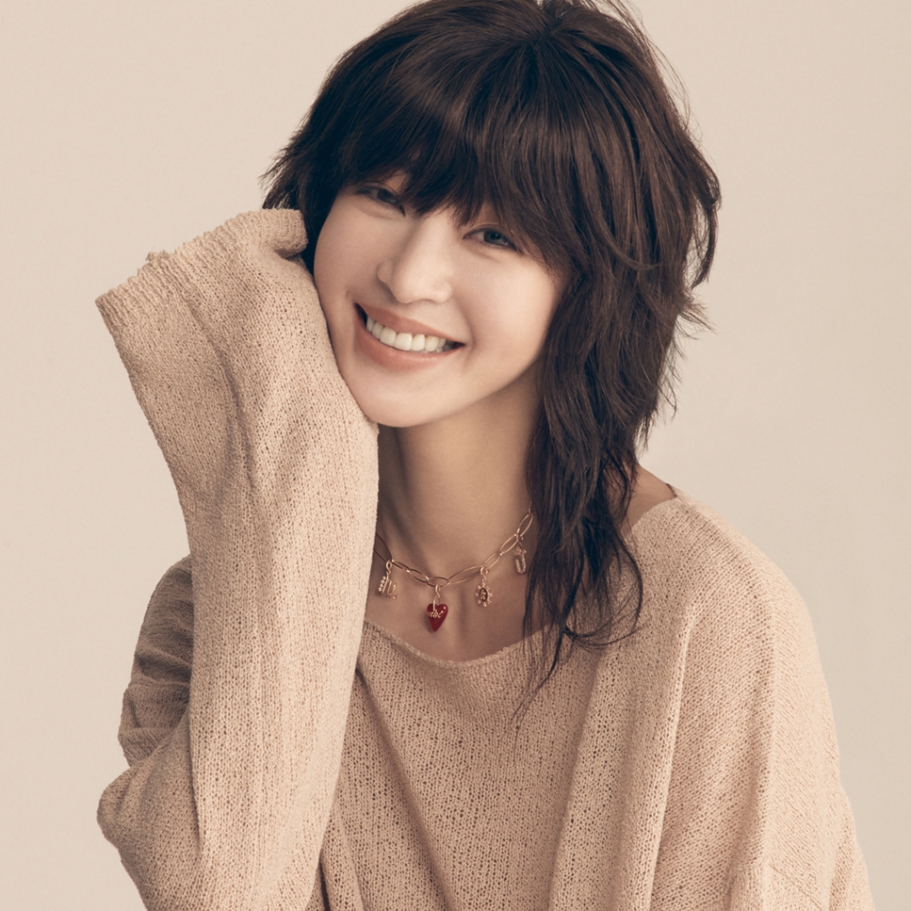 한예슬, 거친 헤어 스타일+누드톤 의상…시크한 분위기