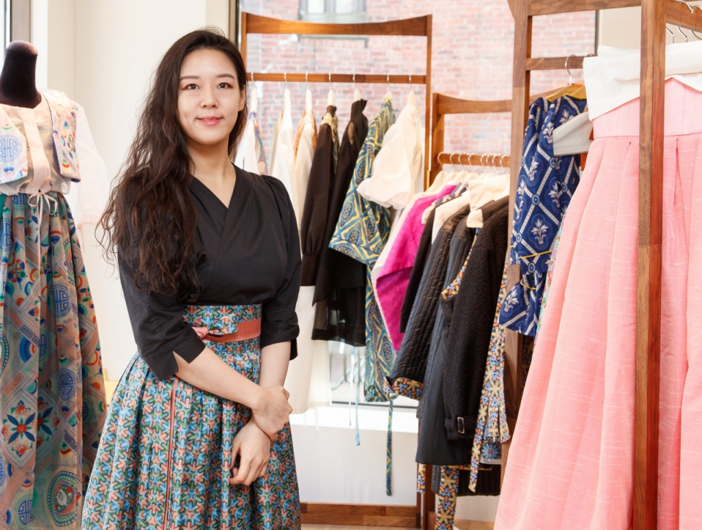 한복도 섹시하게…틀을 깨자 BTS와 블랙핑크가 입었다