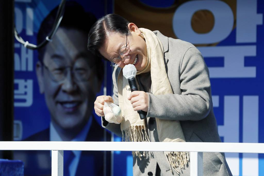 충청도 사위 왔어유…큰절 올리고 애창곡 뽐낸 이재명
