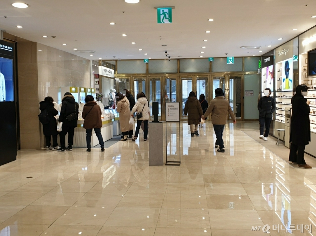 열린 문엔 직진이 본능…쇼핑몰·백화점, 닫혔던 문 열었더니