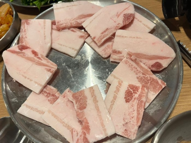 아래 깔린 삼겹살은 비계 뿐 항의하니…강남 고깃집의 황당 답변