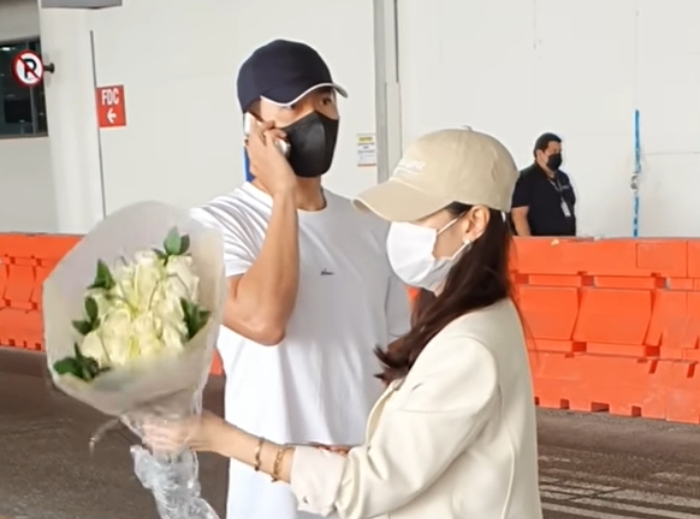 손예진 옆 현빈, 신혼여행 중 '정색'…노마스크로 "사인 좀"[영상]