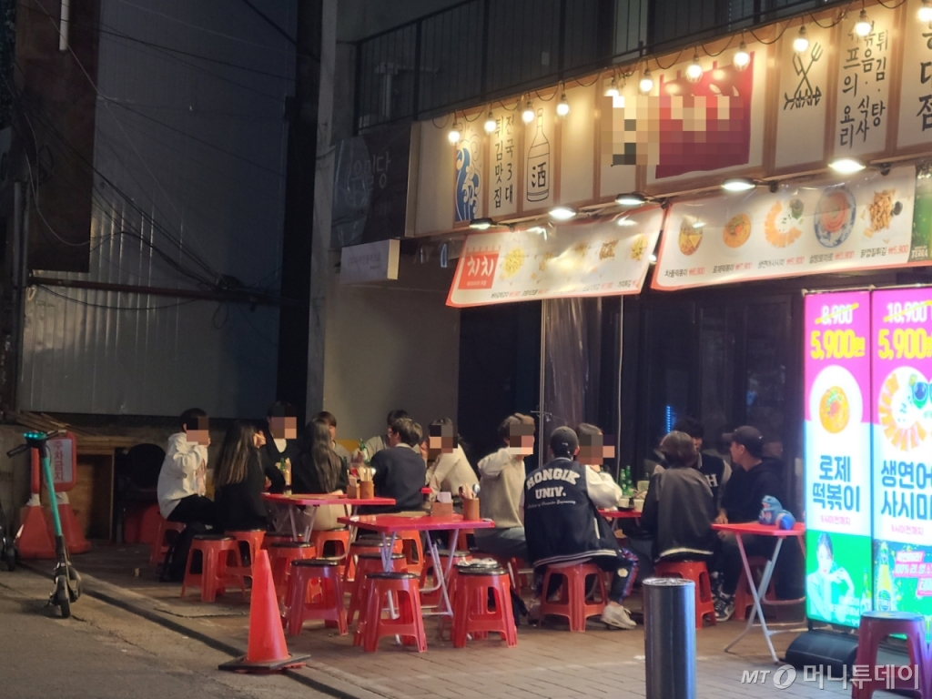 [르포]첫차 올때까지 놀자…고삐 풀린 일상, 2차·3차 우르르