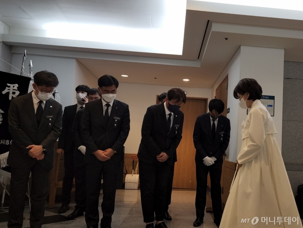 구자학 아워홈 회장 장례…휠체어 탄 이숙희 여사·세 자매 빈소로