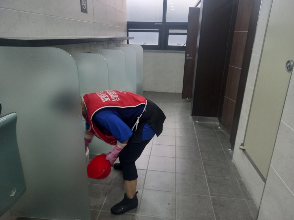 [르포]새벽부터 대학 칠판닦는 60대 청소부…땀냄새에 휴게실서도 쉬지 못했다