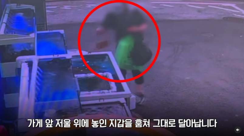 [영상] 어, 지갑이 왜 여기에? 자연스레 쓰윽…CCTV는 다봤다