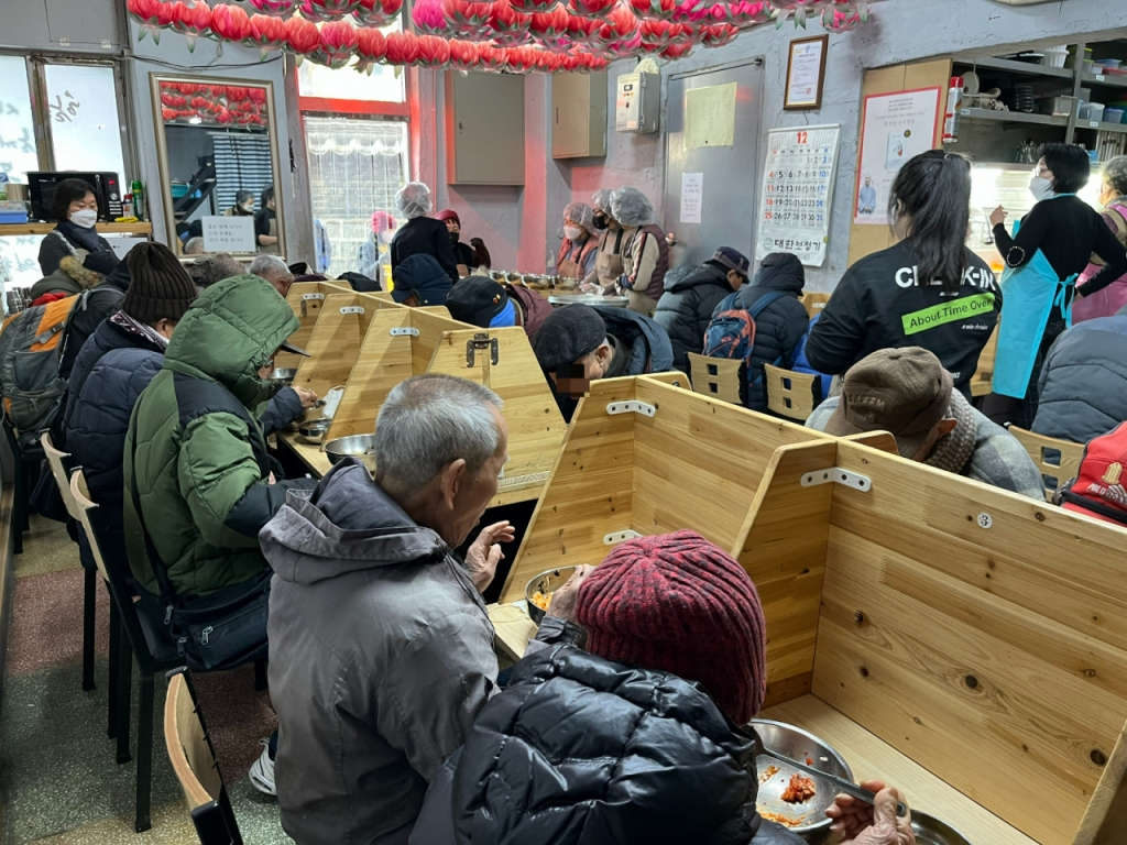 [르포]무생채 빠진 비빔밥 고물가에 밥상 차리기 힘든 무료급식소