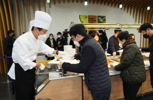 [사진]서울시청 구내식당서 떡국 나눠준 오세훈