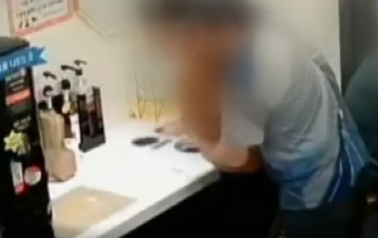 몸부림치는 카페 사장 와락 안은 70대…일행은 지켜보며 낄낄