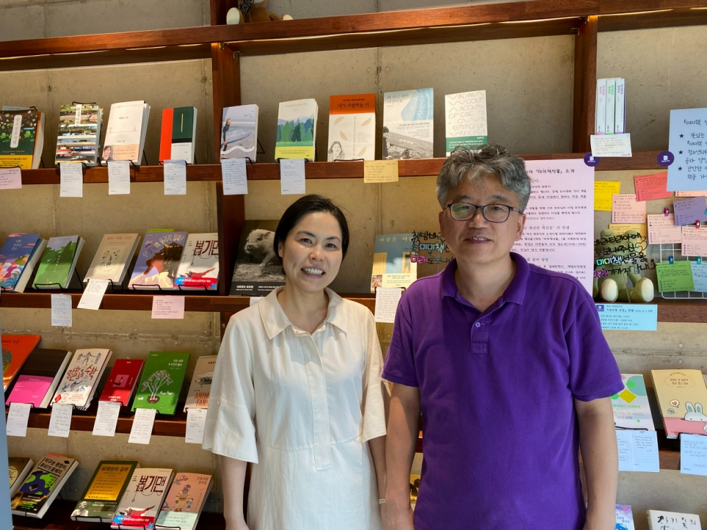 책값은 미리 계산했어요…봄 같은 춘천 책방[인류애 충전소]