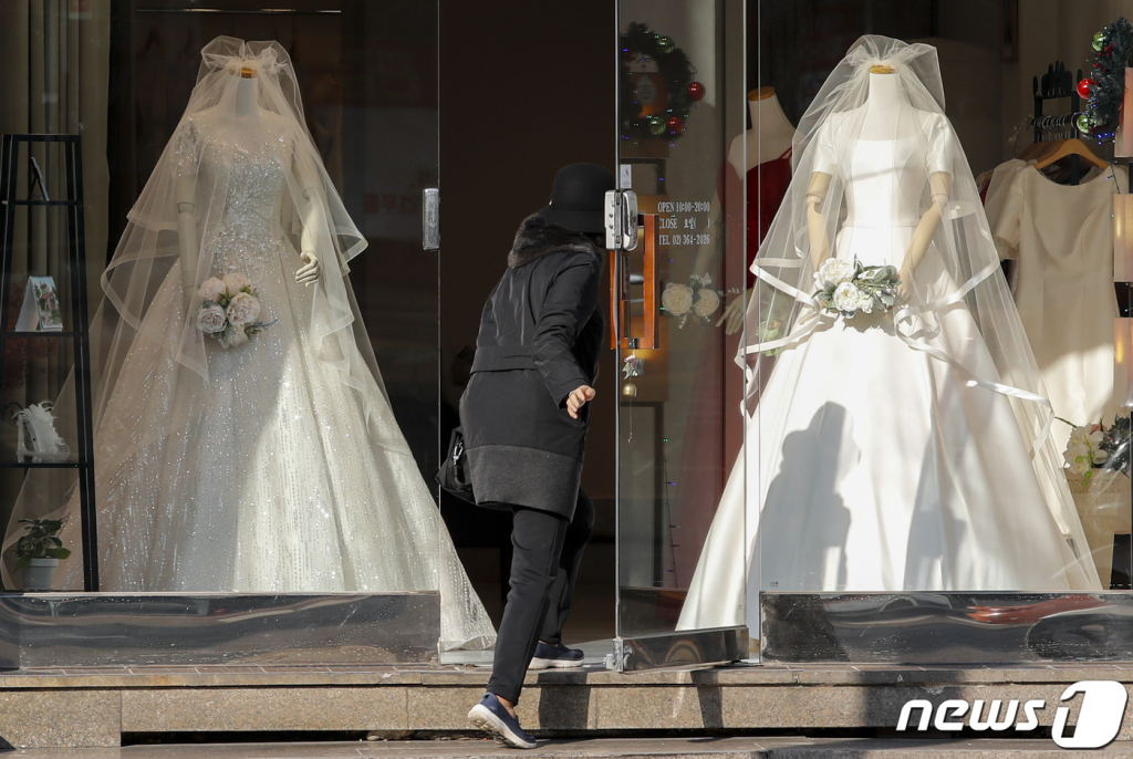 명절 단골질문 결혼 언제하니? 이젠 그만…청년 36%만 결혼 긍정적