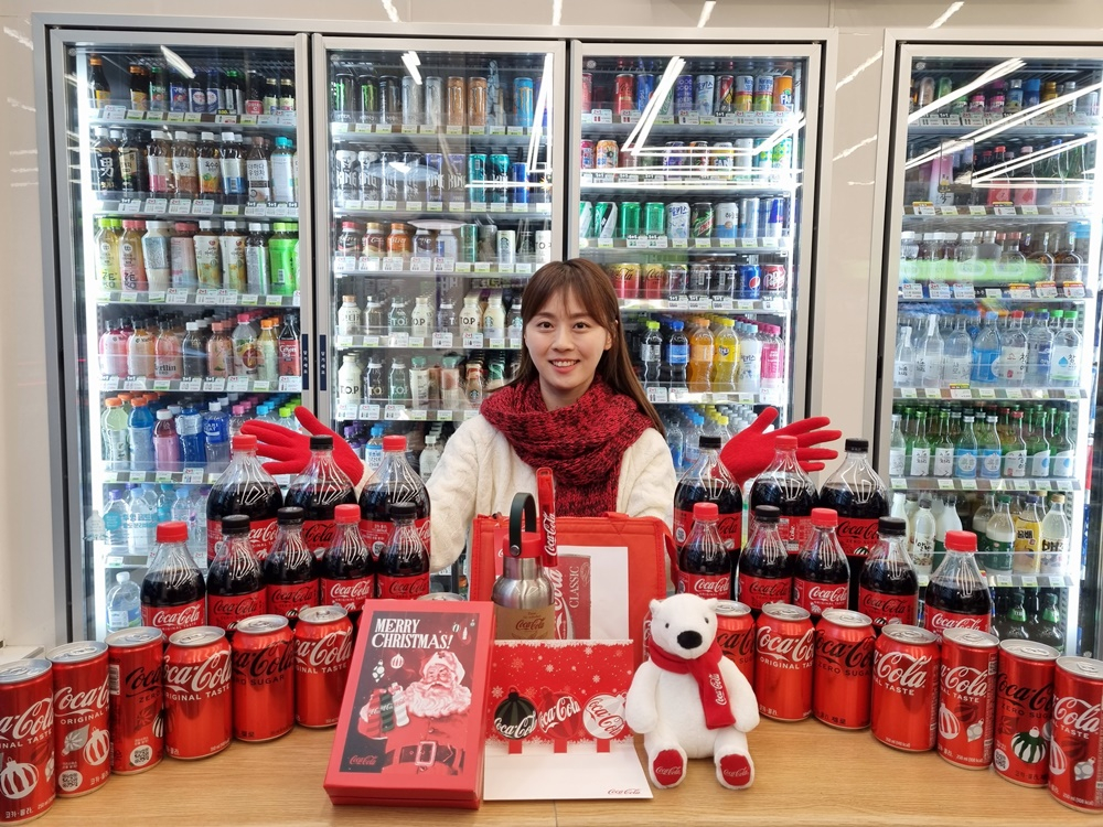 CU, 마로니에공원점에 코카콜라 팝업 오픈…한정판 굿즈 경품