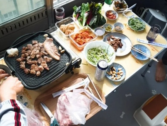 아파트 베란다서 삼겹살 파티…개인 자유 vs 민폐 논쟁