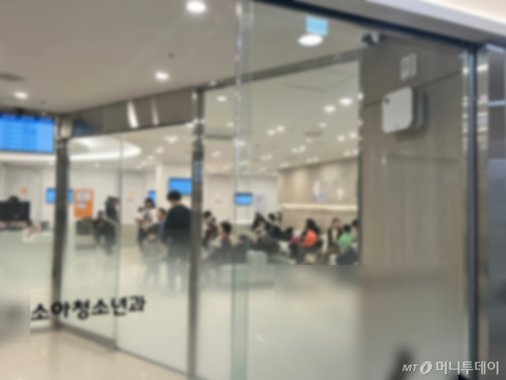 앱 예약하라고? 속타는 할머니…손자 안고 병원 앞 무한 대기