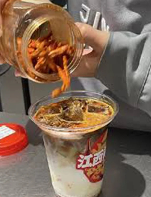 라테에 고춧가루 둥둥…중국서 괴식 커피 인증 유행