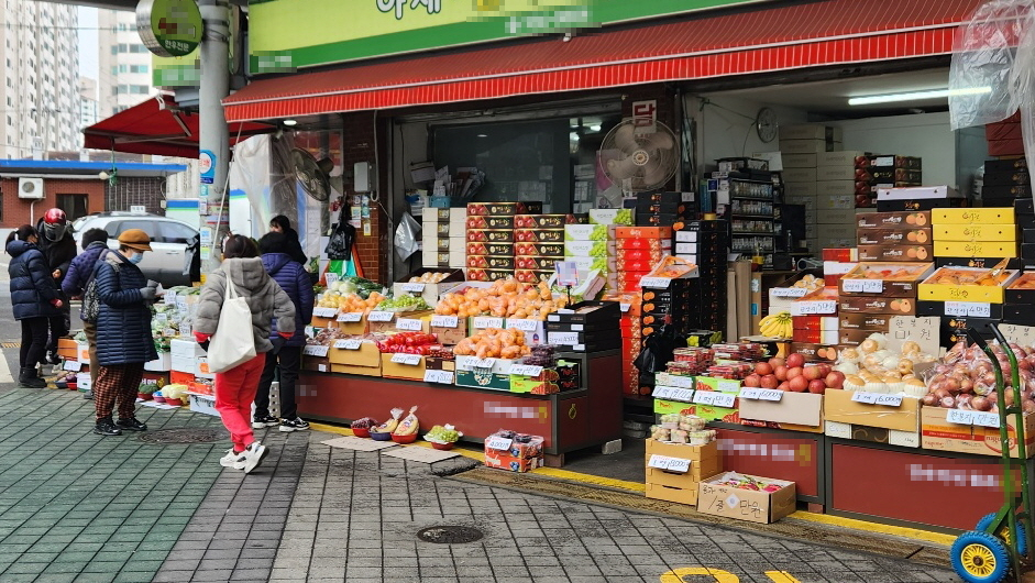 사과·바나나 제일 비싼 한국…과일가게 한 곳 생존 사장님 한숨[르포]