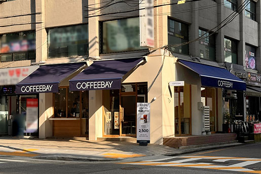 커피베이의 동네 카페 전략 통했다...미니멀하고 편안하게