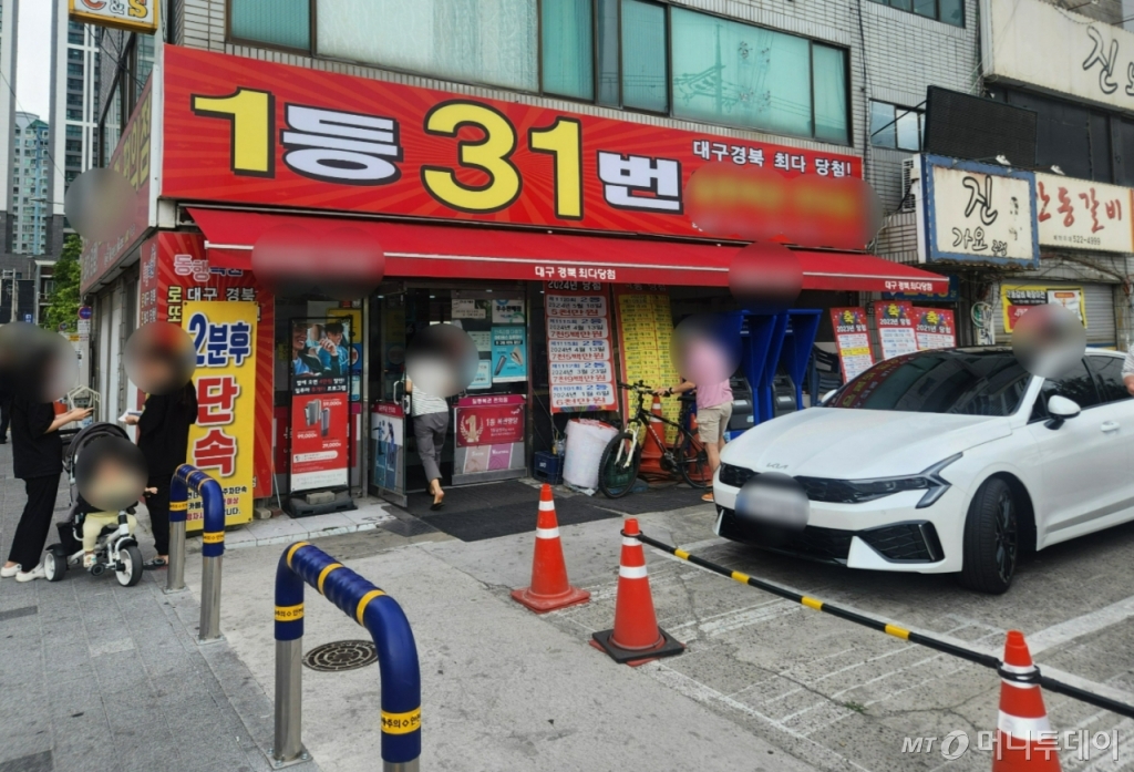 주식 물리고 여기로?…매주 1만원 소액투자 복권 명당에 바글바글[르포]