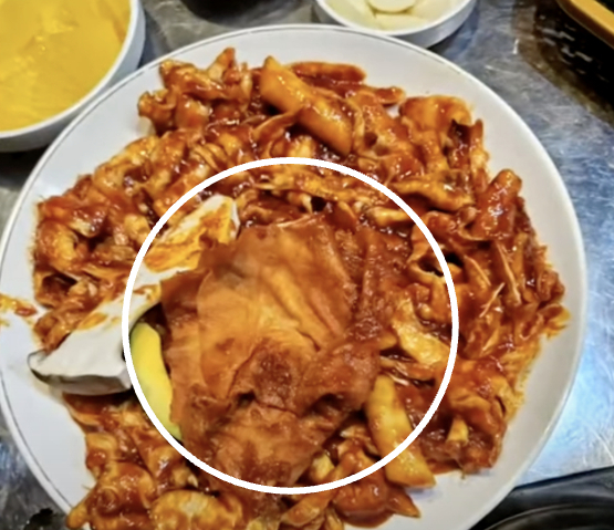 닭발 한가운데 양념 가득 밴 행주…사과도 뒷북