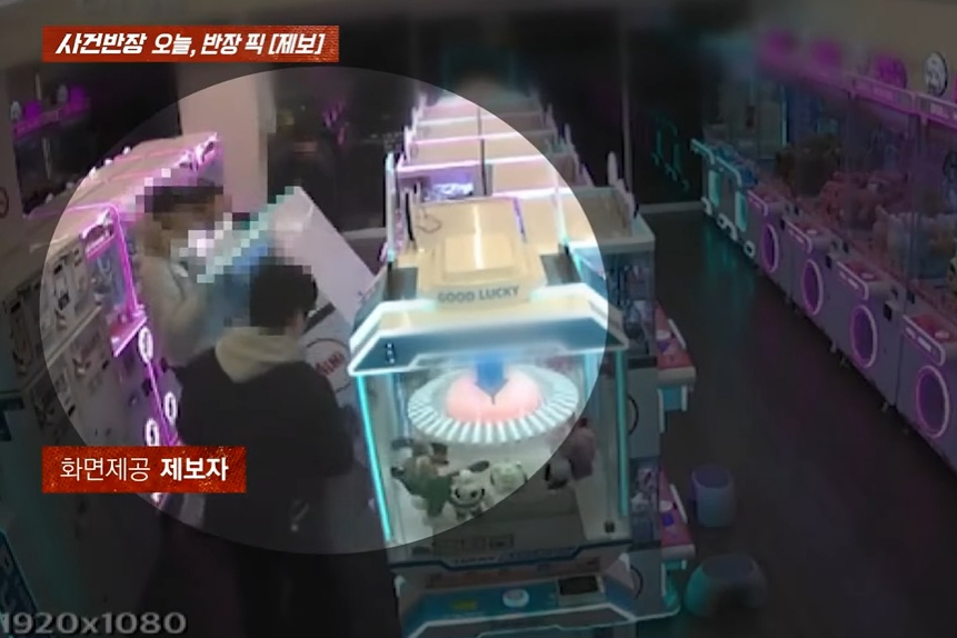 앞뒤로 흔들흔들…돈 안 내고 뽑기 기계서 인형 절도 한 남성 무리