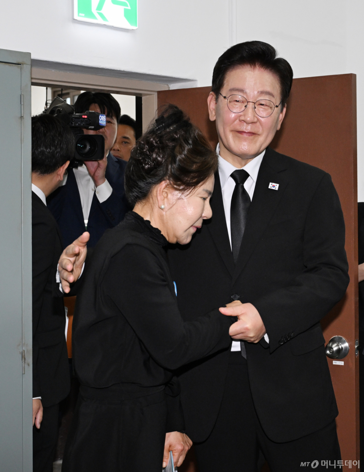 '광주 항쟁' 역사지 찾은 이 대통령 